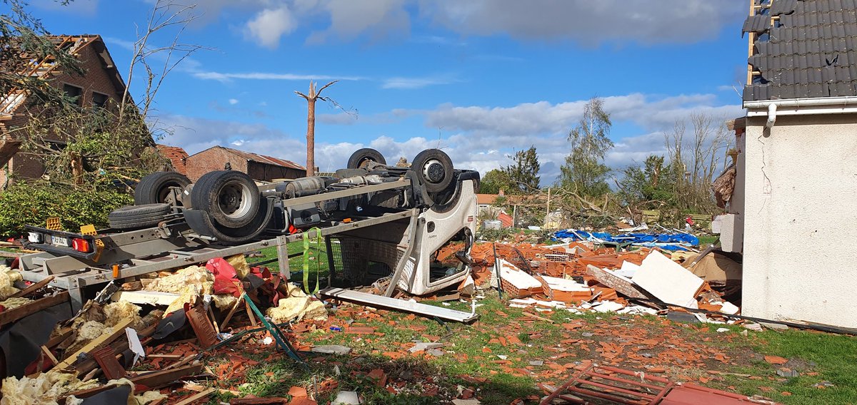 Enquête en cours à #Bihucourt et ses environs pour déterminer l'intensité exacte de la #tornade qui s'est abattue hier. Trajectoire longue et dégâts parfois sévères sont constatés. 