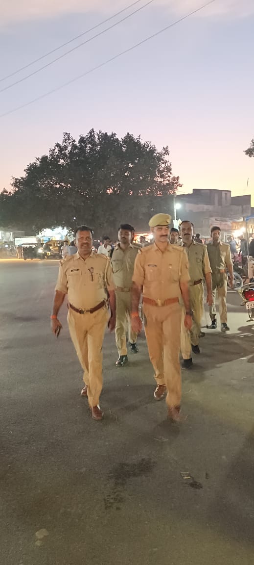 #SPBallia श्री राज करन नय्यर के निर्देशन में प्रभारी निरीक्षक सुखपुरा द्वारा पुलिस बल के साथ दीपावली त्यौहार के अवसर पर शांति एवं सुरक्षा व्यवस्था के दृष्टिगत पैदल गस्त व चेकिंग किया गया । #UPPolice #SurakshaKiDiwali #HappyDiwali