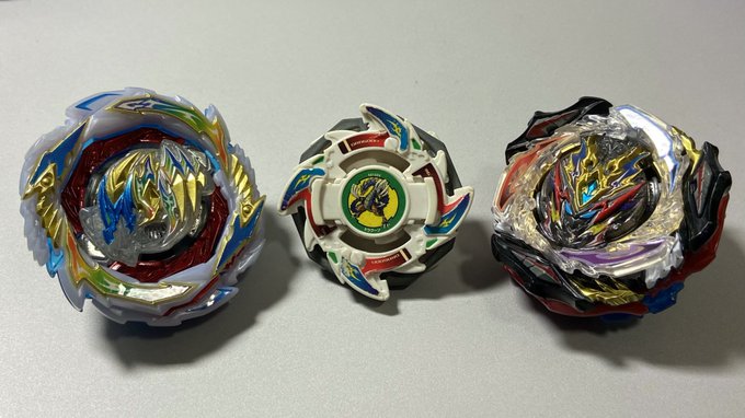 以前実家で爆転ベイブレード発掘して記憶よりだいぶ小さくて軽いなと思ったけど多分現行のがインフレしすぎてるだけだわ 