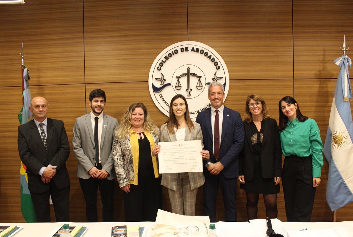 CA_MDP's tweet photo. Nuevos matriculados tomaron juramento en el #CAMDP. 
Desde hoy inician un nuevo camino que implica un compromiso para toda la vida con esta profesión. Desde el Colegio vamos a estar para acompañarlos, para representarlos y para defenderlos a cada momento.
#LaVozDeLaAbogacía https://t.co/rVUElqYjX7