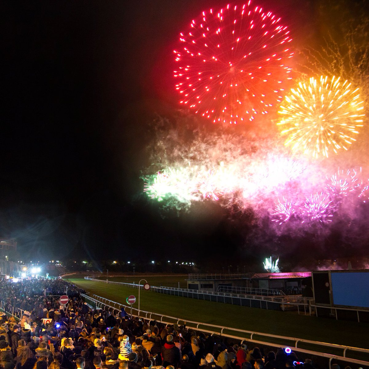 Have you booked your tickets for The Lord Mayor's Fireworks Extravaganza?✨🎡🎢🎠

Don't miss out on this sell-out event, head over to bit.ly/3CuNz8L to get your tickets now!