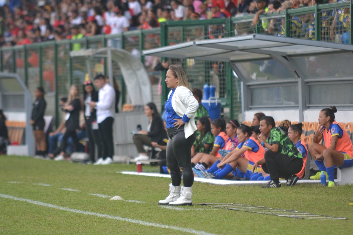 clubmadeirafem's tweet photo. ¡Holaaa profe!😁 Hoy celebra su cumpleaños nuestra directora técnico @Crely_v 🎂⚽ . ¡Felicidades y muchas bendiciones! 🤗

#ForçaMadeira🇺🇦 
#VamosAtlanticas💛 https://t.co/P82oltJF2Z