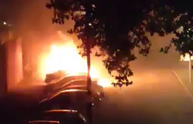 Drie geparkeerde auto’s in vlammen op in #Westervoort, politie onderzoekt brandstichting westervoortplaza.nl/drie-geparkeer…