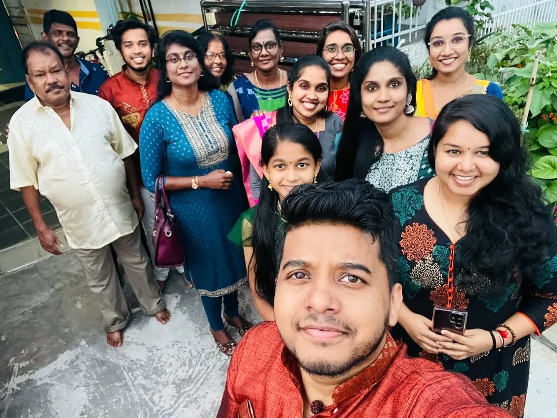 vathani_5's tweet photo. All the lights of the world cannot be compared even to a ray of the inner light of the self. Merge yourself in this light and enjoy the festival of lights with family.

May this Deepavali fill into our lives new hopes for future and new dreams for tomorrow. 

Happy Deepavali. https://t.co/0Nxdv5lgWM