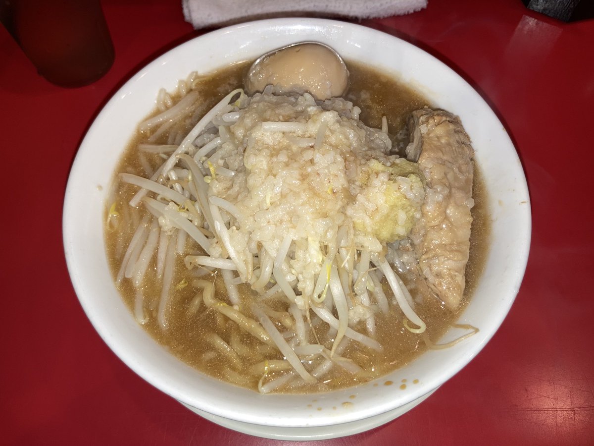 神保町用心棒の豚ラーメン味玉入りラーメンで旨！