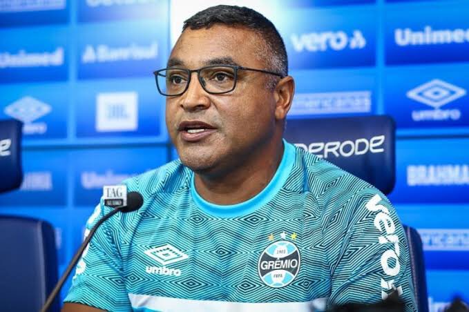 marcelo_falci's tweet photo. Eles subiram o Grêmio. Apesar do elenco desqualificado. Dois grandes treinadores de futebol. Dois ídolos do clube. Mais uma vez marcam os seus nomes na história do Imortal Tricolor. https://t.co/aS3Gp7AaIN