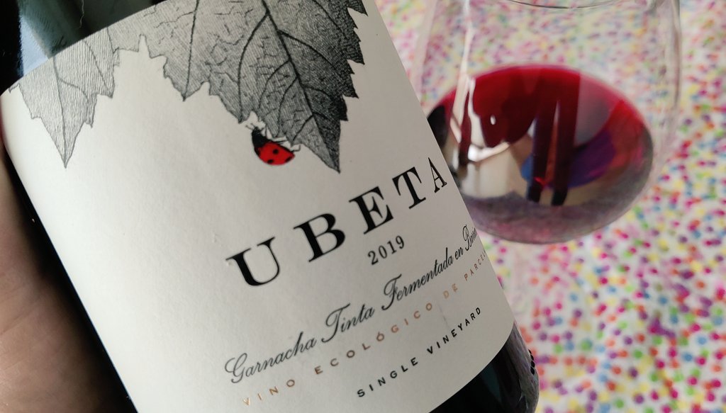 elretrogusto's tweet photo. Trabajas, trabajas, trabajas y después te mueres. Si eres listo en esta vida tu trabajo te gustará mucho o cobrarás bien. Si eres muy afortunado, las dos. 

#Ubeta #Garnatxa #Navarra Acidez a tope, crianza la justa, fruta roja fresca y diversión asegurada. https://t.co/IJCxSJTSsx