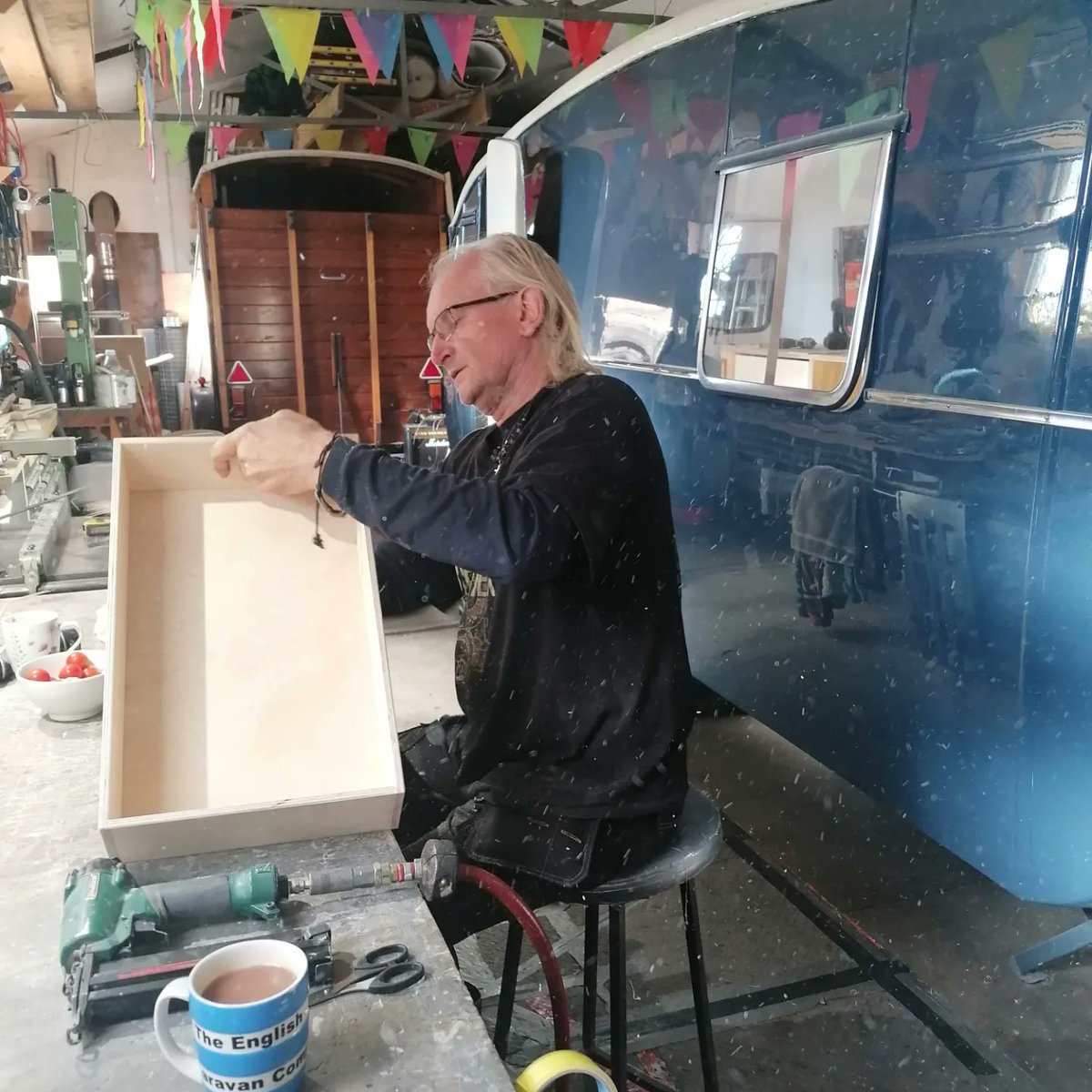 TheEnglishCarav's tweet photo. Richard making - fitting the new bespoke kitchen back into Dora.
#theenglishcaravancompany #vintagecaravanworkshop #caravanworkshop #caravanrestoration #cheltenhamcaravan #doratheexplorer #dora #justus #thestarks https://t.co/vNc9g4woeD