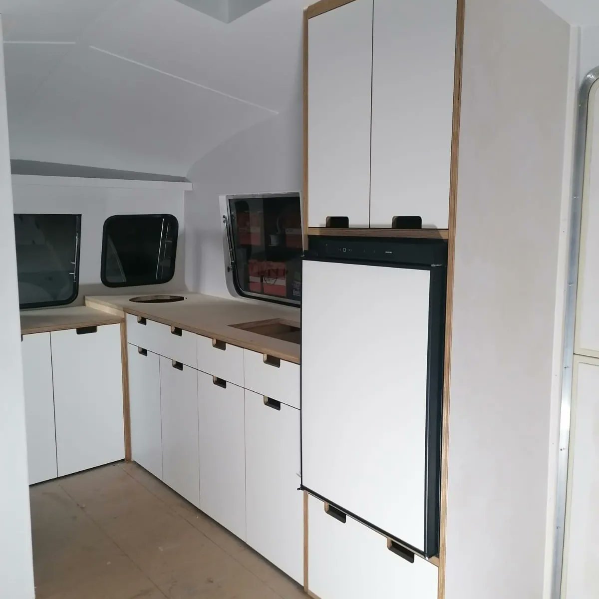 TheEnglishCarav's tweet photo. Richard making - fitting the new bespoke kitchen back into Dora.
#theenglishcaravancompany #vintagecaravanworkshop #caravanworkshop #caravanrestoration #cheltenhamcaravan #doratheexplorer #dora #justus #thestarks https://t.co/vNc9g4woeD
