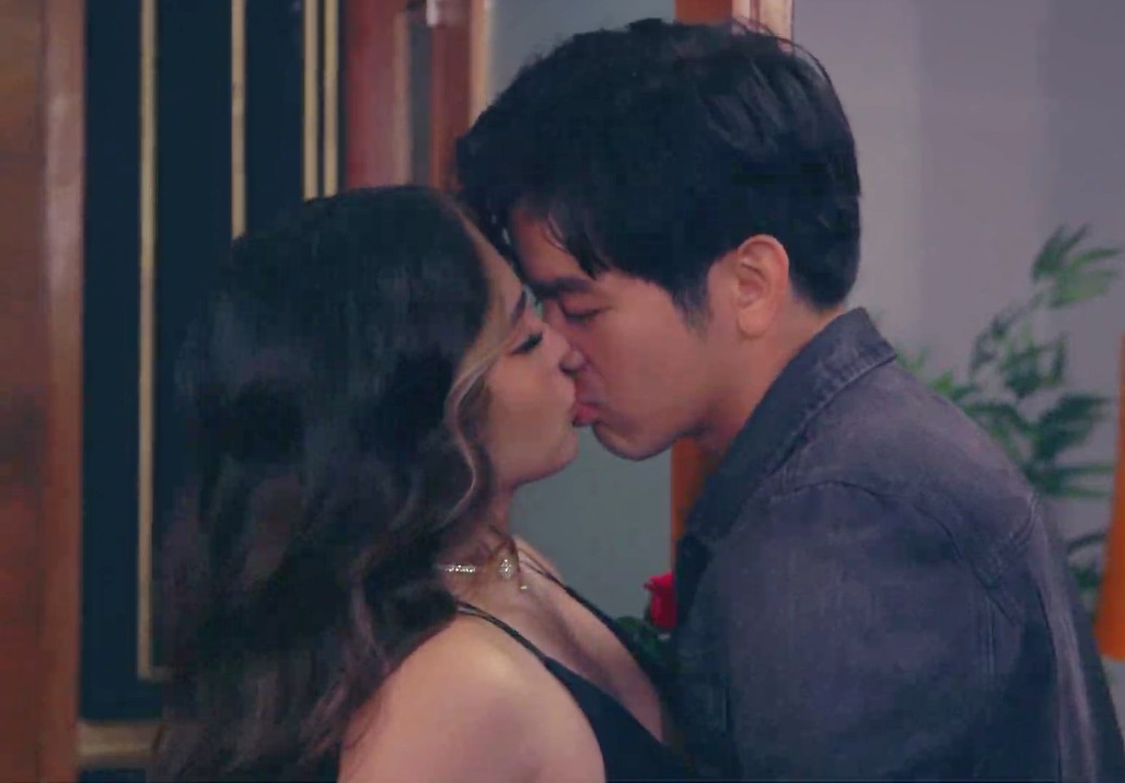 popoy__gonzales's tweet photo. the 1st lips to lips scene of joshnella. unexpected! 😱🙈 

#DarnaVsBorgo https://t.co/i2SyJ9G1nw