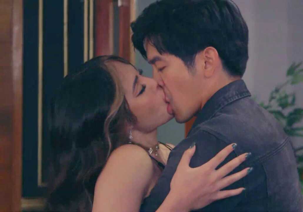 popoy__gonzales's tweet photo. the 1st lips to lips scene of joshnella. unexpected! 😱🙈 

#DarnaVsBorgo https://t.co/i2SyJ9G1nw