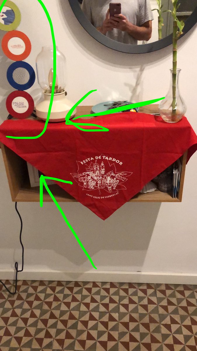 ravoldi's tweet photo. A casa meva les meves companyes de pis tenien un marc de fotos buit a l’entrada des de que van estrar-hi a viure, els hi he col•locat fotos de personatges de “moral distreta”, s’obren apostes de quan trigaràn en adonar-se’n. https://t.co/RCr7N8qnSv