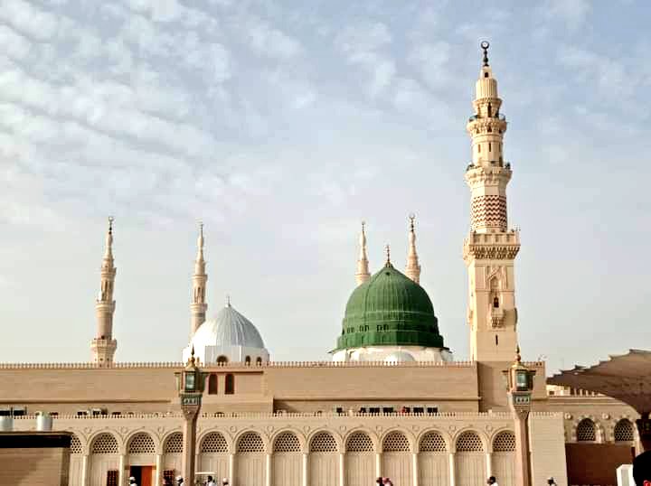 ustazahasma's tweet photo. SubhanAllah, sebak rasa saat melihat kubah hijau Masjid Nabawi yang indah apatah lagi memasuki masjid tersebut. Di sinilah terletaknya makam kekasih Allah, Nabi Muhammad SAW yang mulia. https://t.co/F9WblRIm7x