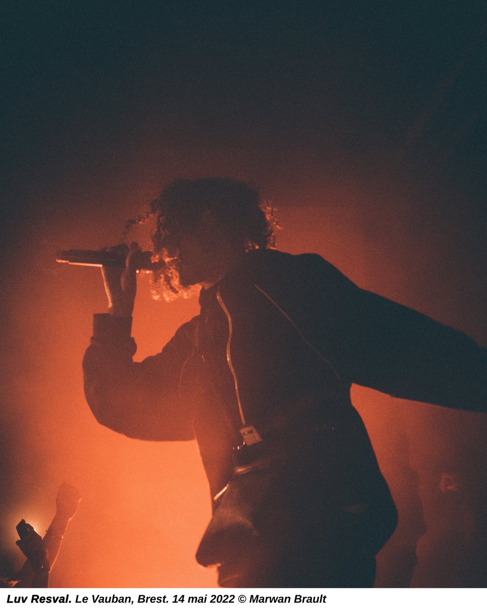 Un artiste s'en va... Il avait 24 ans, il s'appelait Luv Resval... Il était l’un des plus brillants de sa génération. Nous avons appris ce week-end la disparition du rappeur. Repose en paix.
📸 Luv Resval au Vauban à Brest le 14 mai 2022 par Marwan Brault
