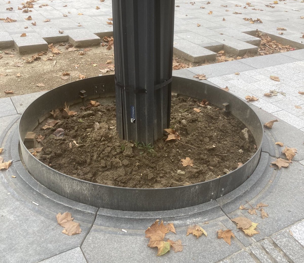 🚨 ADIEU LES GRILLES D’ARBRES SUR LES CHAMPS-ÉLYSÉES ‼️

Cela avait été annoncé il y a quelques mois : le réaménagement, ou plutôt le « réenchantement des Champs-Élysées » pour reprendre les termes de la mairie.

Il a débuté par les pieds d’arbres. 

Rappel des faits ⤵️