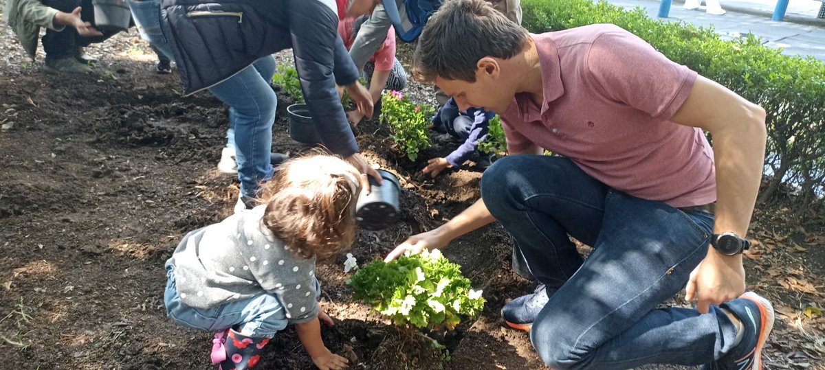 Participacion_M's tweet photo. Reverdece junto a la mano de los vecinos y los niños en el Parque Lincoln, Colonia Polanco #participacionmh #MH #SomosMH #participamh https://t.co/S79kT0PRZG