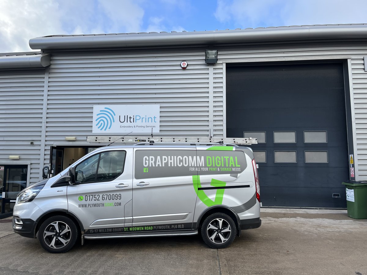 Fitting team out early this morning installing a new building sign for those lovely people at Ultiprint