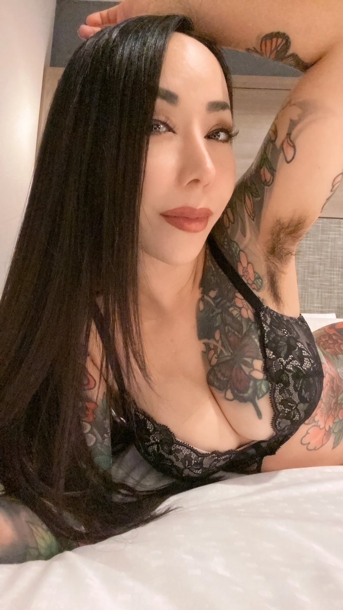 mistressyouko's tweet photo. Give your Mistress nice good night kisses. 今夜は明日朝のセッションの為にホテル前泊。おやすみ！ https://t.co/fhSTs53QCl