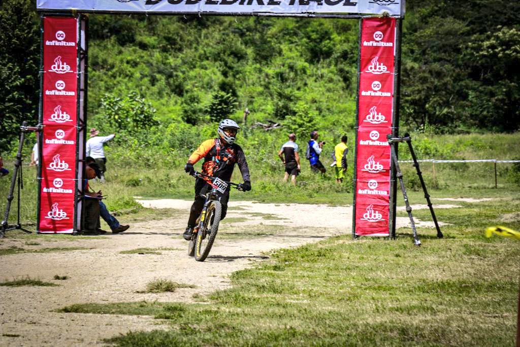 #EnFotos📸 Así transcurrió la tarde del domingo desde El Óvalo Turmero con la carrera de descenso Mountain Bike de nuestros amigos de Dude Bike. Gracias alcaldesa <a href="/johanitakenpo/">Joana Sánchez</a> por apoyar el deporte en nuestro municipio Santiago Mariño #VenezuelaVamosPaLante