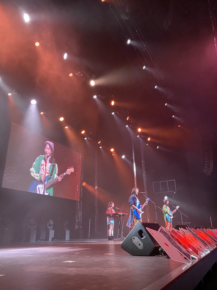 bachi119's tweet photo. 小栗ちゃん、ベース弾くならピック外して！久しぶりのAKB48！めちゃくちゃ楽しいLIVEでした！ #どっぼーんライブ #小栗有以 https://t.co/kHws06fDw0