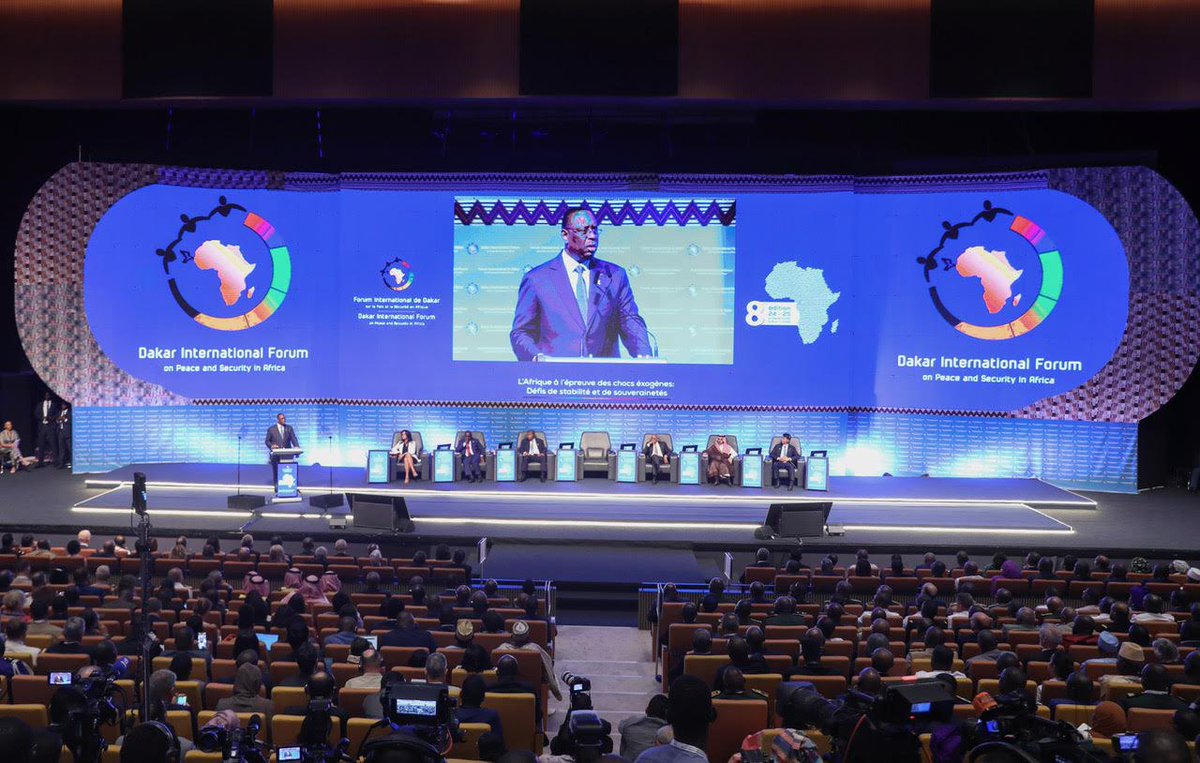 Macky_Sall's tweet photo. Je tiens à vous remercier chaleureusement, chers frères, Présidents Lourenço et Neves, d’avoir bien voulu rehausser de votre présence cette 8e édition du Forum international de Dakar sur la paix et la sécurité en Afrique, malgré vos agendas chargés. Nous sommes honorés. https://t.co/szinPg8Oop