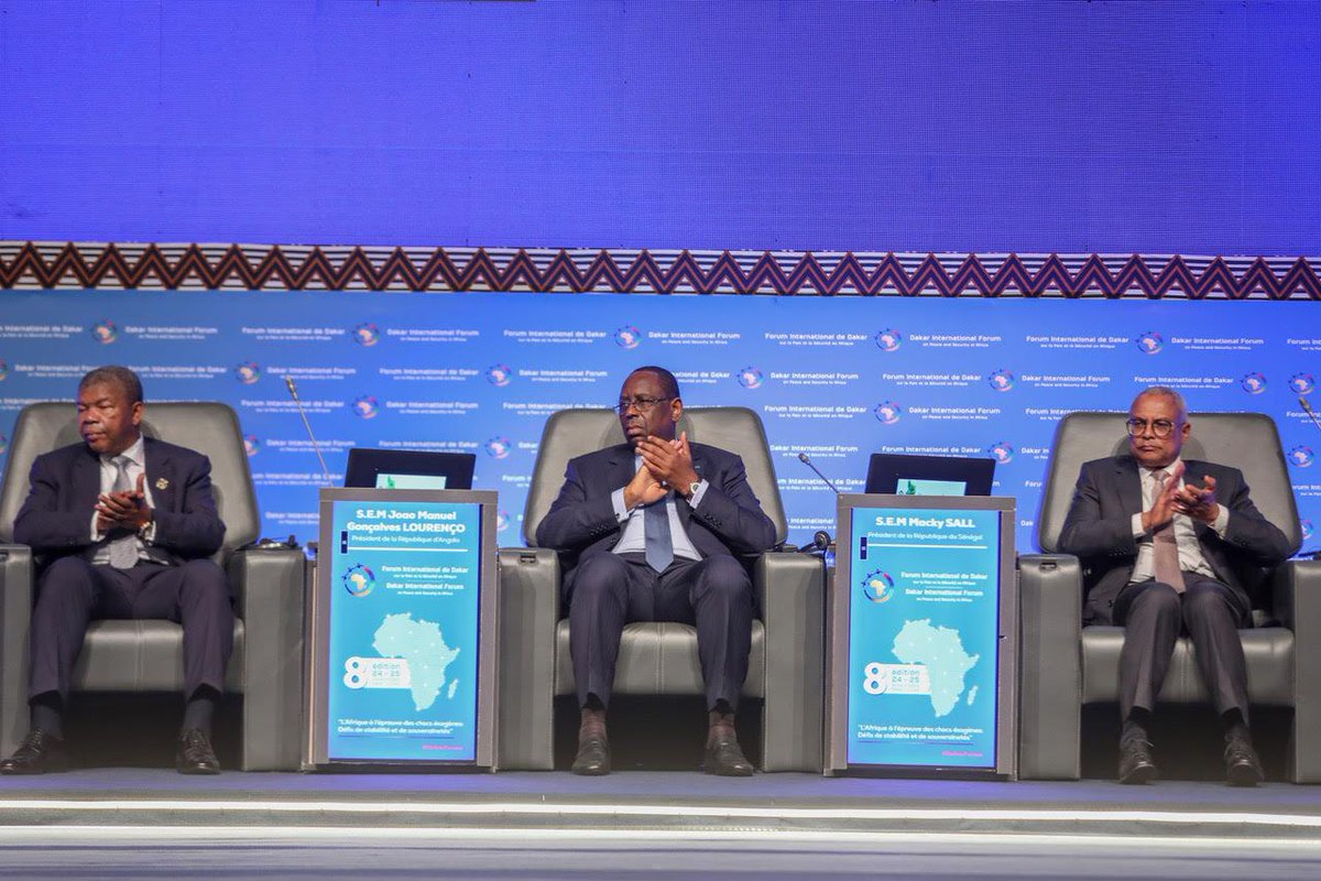 Macky_Sall's tweet photo. Je tiens à vous remercier chaleureusement, chers frères, Présidents Lourenço et Neves, d’avoir bien voulu rehausser de votre présence cette 8e édition du Forum international de Dakar sur la paix et la sécurité en Afrique, malgré vos agendas chargés. Nous sommes honorés. https://t.co/szinPg8Oop