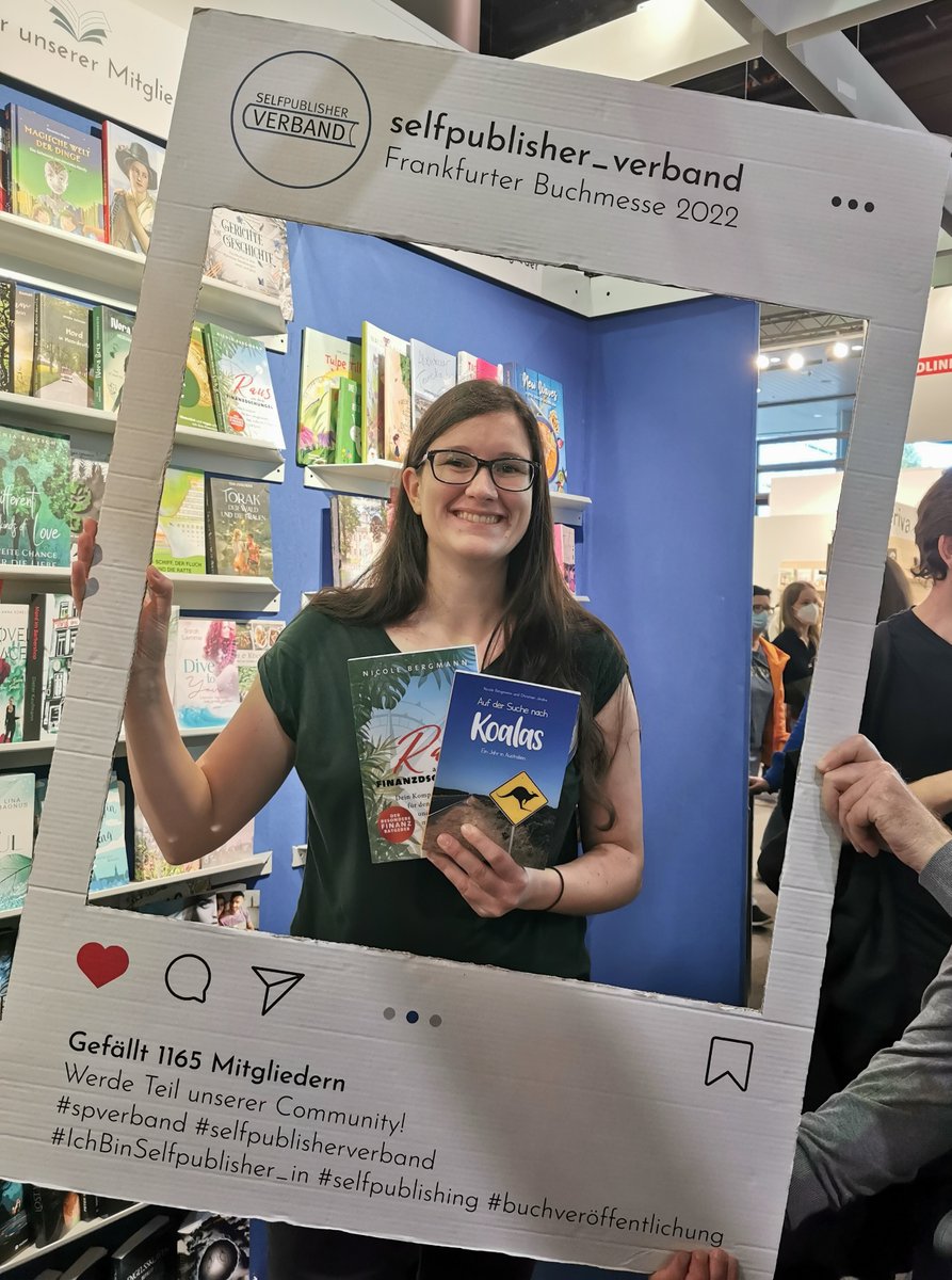 _NicoleBergmann's tweet photo. Ich war am Wochenende auf der Frankfurter Buchmesse #FBM22. Es ist so megatoll, das eigene Buch auf der größten Buchmesse der Welt ausgestellt zu sehen. 🥰

Danke an den @SPVerband

#RausAusDemFinanzdschungel #AufDerSucheNachKoalas https://t.co/IMzMIxhZLn