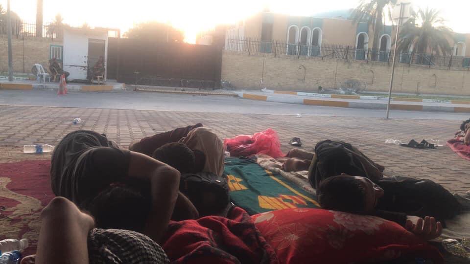 alzaide_mustafa's tweet photo. دير بالك تتهاون وي حقك ان شاء الله متتاخرون مثلنه دفعة ٢٠١٨-٢٠١٩ صور من الاعتصام على بوابات الخضراء 🔥تواير  #اكمال_اوامر_دفعه_22 https://t.co/UiZ946vMBS