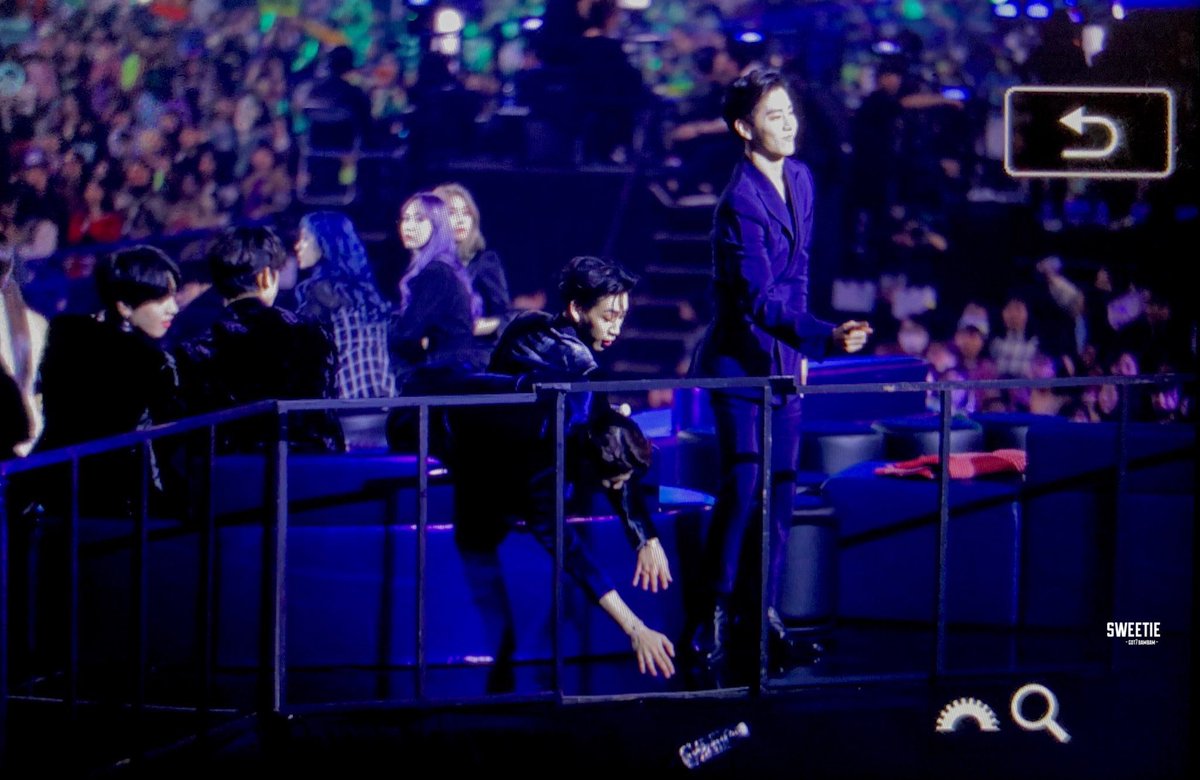 Nannymistra's tweet photo. ตำนานเล่นฟลิบขวดเสียงดังจนโดนยึดโต๊ะที่งาน MAMA 🤣🤣 ภาพสุดท้ายโดนแซวว่านี่คืออาการหลังโดนยึดโต๊ะ555555555

#MAMAVOTE  #got7 https://t.co/OZeb60Du08