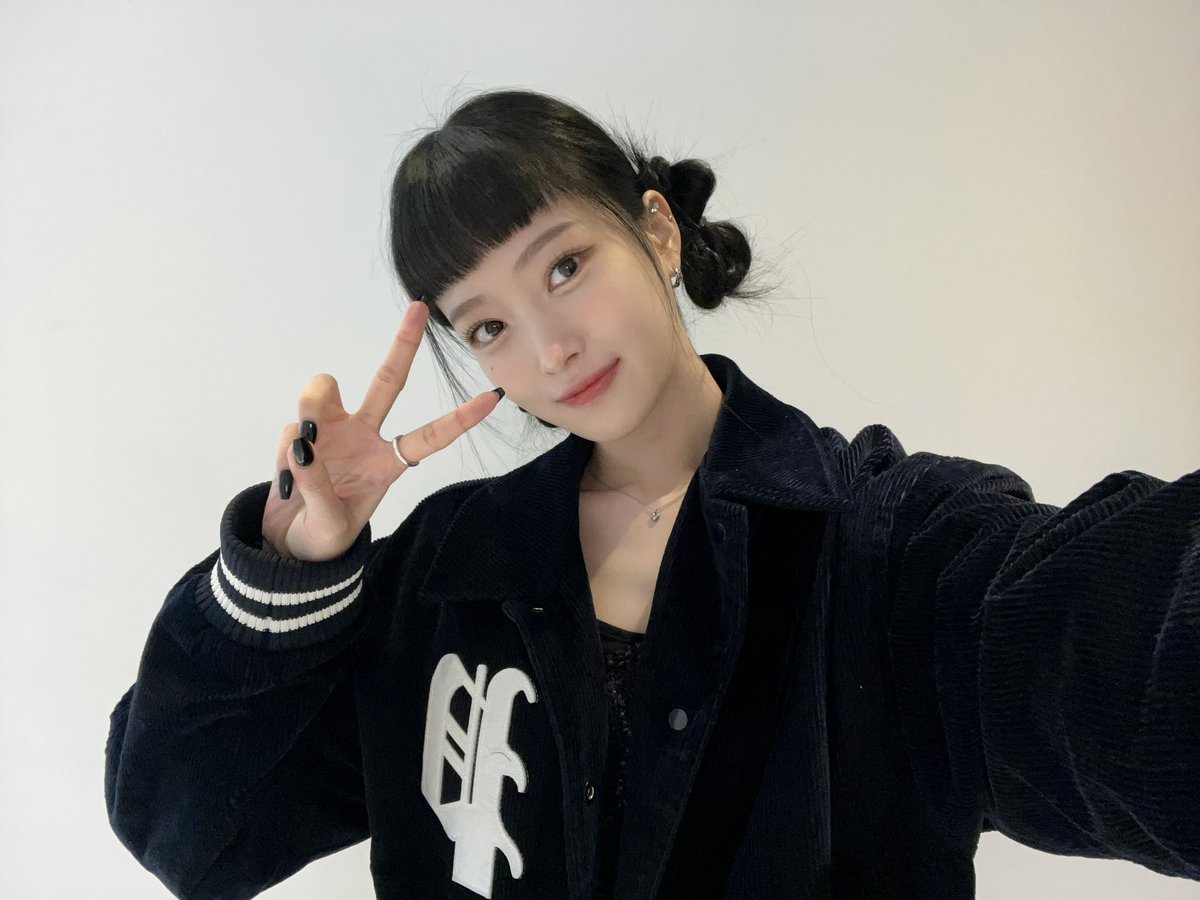 H1KEY_official's tweet photo. 🖤+🖤=🖤
오랜만에 만나서 너무 좋았잖아🖤🥰
오늘 머리에 리본 단 거 눈치챘어?🎀

#H1KEY #하이키
#SEOI #서이 #GORUN https://t.co/0veE1vD6ks