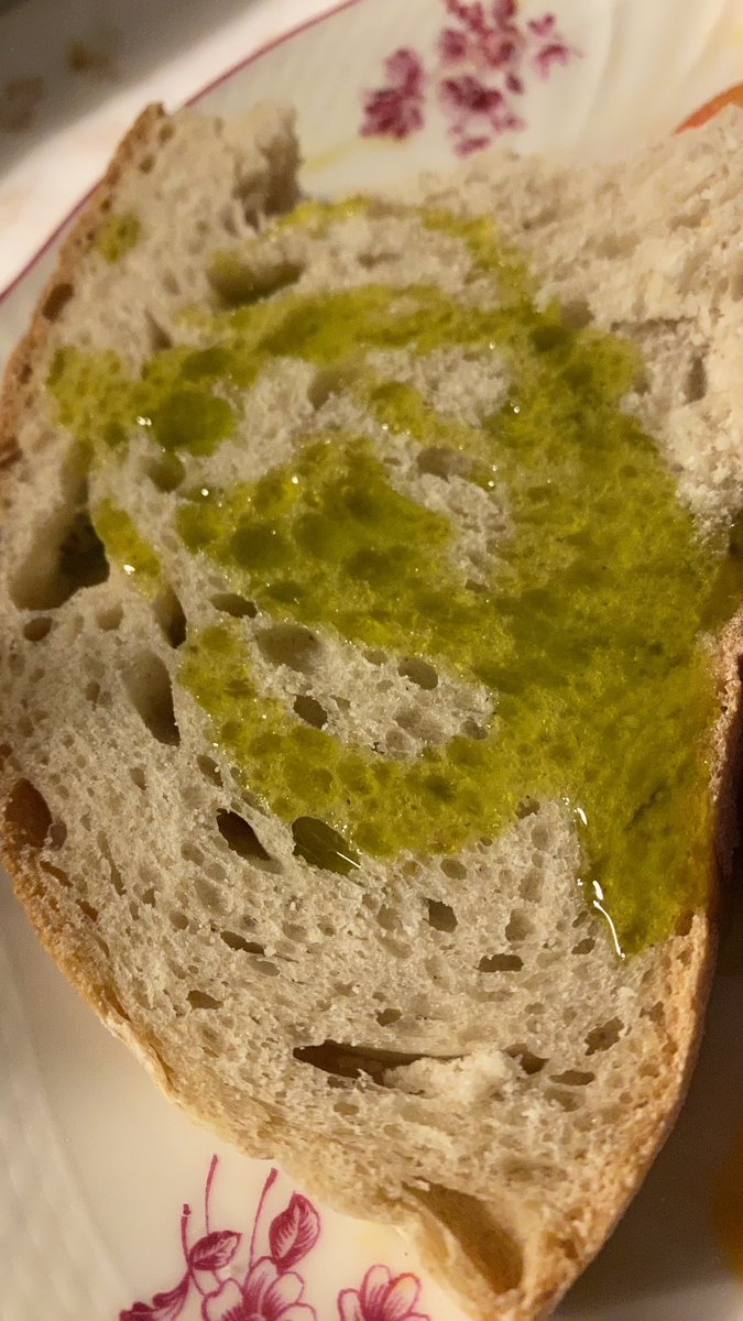 fabrizioberini's tweet photo. Quest’anno ci tocca dosarlo col contagocce ma l’olio nuovo è sempre una bontà. 
#olio https://t.co/FIIpVK77bi