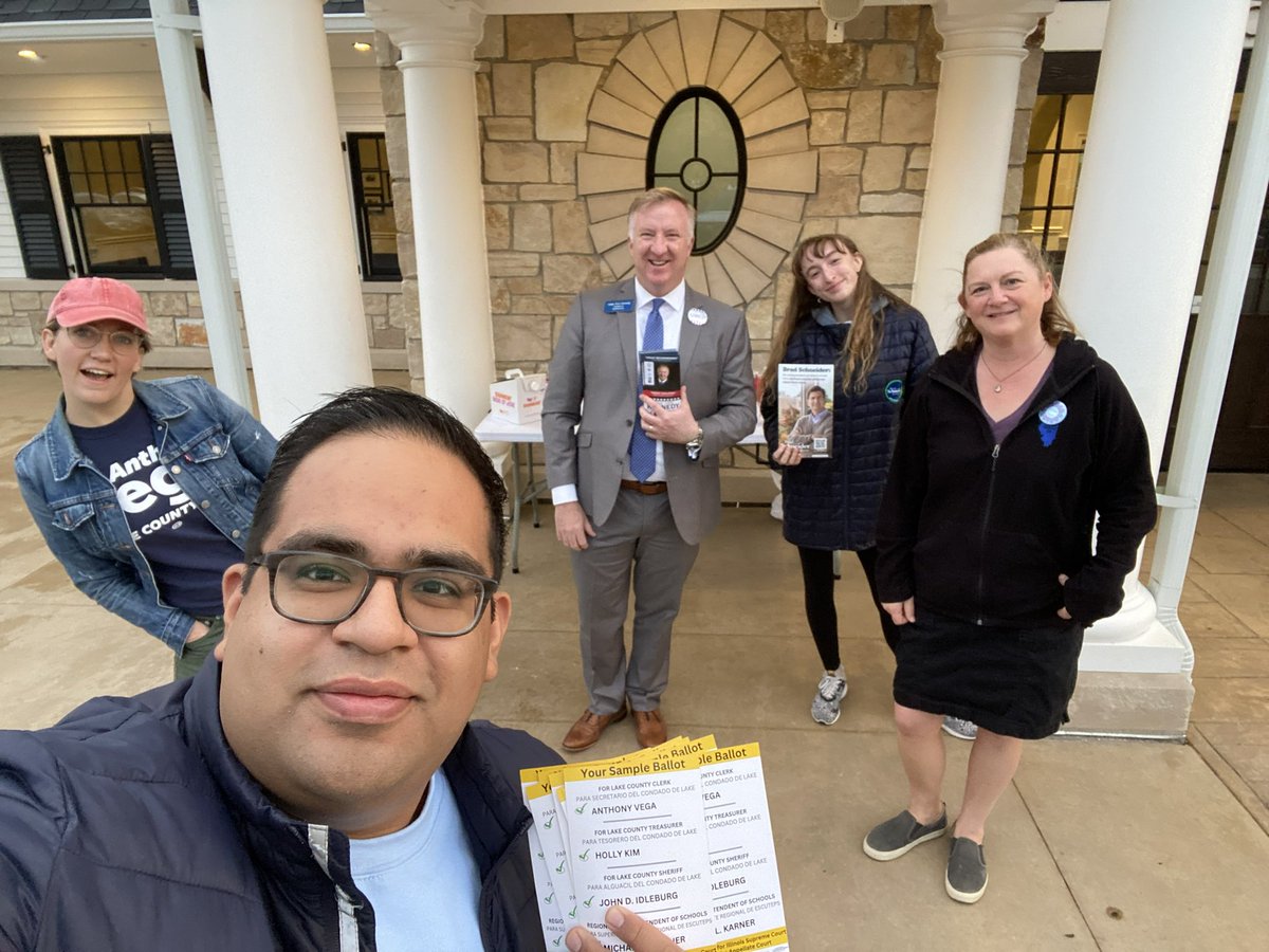 ShaynaJaskolka's tweet photo. Happy first day of Early Voting! I spent my morning with @VoteVega22 @JudgeCKennedy @MaggieJOK at the Libertyville Metra talking to voters about how important the midterm elections are. #SchneiderForCongress https://t.co/2j6RiFj4ie