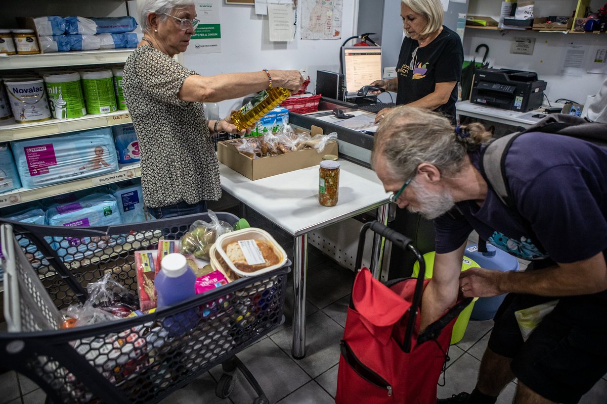 angelgarciafoto's tweet photo. Food Banks Assist Families Affected by Inflation

A resident receives groceries at a food bank, operated by El Gra de Blat and La Caixa charities, in the Sants and Gracia Participa in Gracia districts of Barcelona, Spain, on Thursday, Oct 20, 2022. For @business &amp; @gematkinson https://t.co/tV8T23u2zm