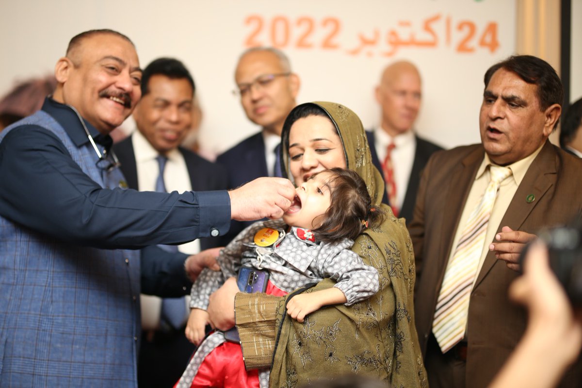 PakFightsPolio's tweet image. Health Minister @A_Qadir_Patel also administered polio drops to children 👦🏻👧🏻 during the event.

Representatives of @WHOPakistan, @UNICEF_Pakistan, @RotaryPakistan, @EPIPakistan and National EOC were also present at the occasion.
#WorldPolioDay #EndPolio 3/3
