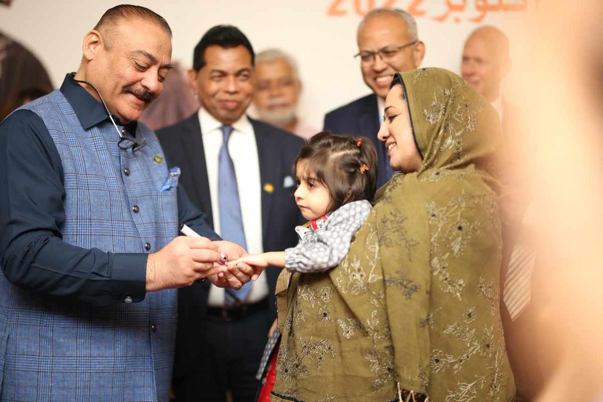 PakFightsPolio's tweet image. Health Minister @A_Qadir_Patel also administered polio drops to children 👦🏻👧🏻 during the event.

Representatives of @WHOPakistan, @UNICEF_Pakistan, @RotaryPakistan, @EPIPakistan and National EOC were also present at the occasion.
#WorldPolioDay #EndPolio 3/3