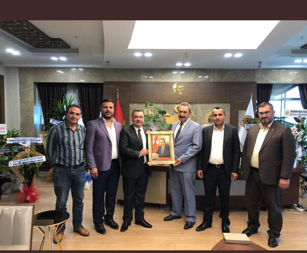 Şanlıurfa ticaret borsası seçimlerinde güven tazeleyen, Başkan Mehmet KAYA ve Meclis başkanı Sn İsa KIZILDEMİR,e SANKON  yönetim olarak hayırlı olsun ziyaretinde bulunduk. @mesekayaa <a href="/isakizildemir/">İSA KIZILDEMİR</a> <a href="/farukakbas330/">FARUK AKBAŞ</a> <a href="/AliAtmaca63/">Ali Atmaca</a> <a href="/MehmetAliAkba12/">Mehmet Ali Akbaş</a> <a href="/mehmetd70054138/">mehmet demir</a>