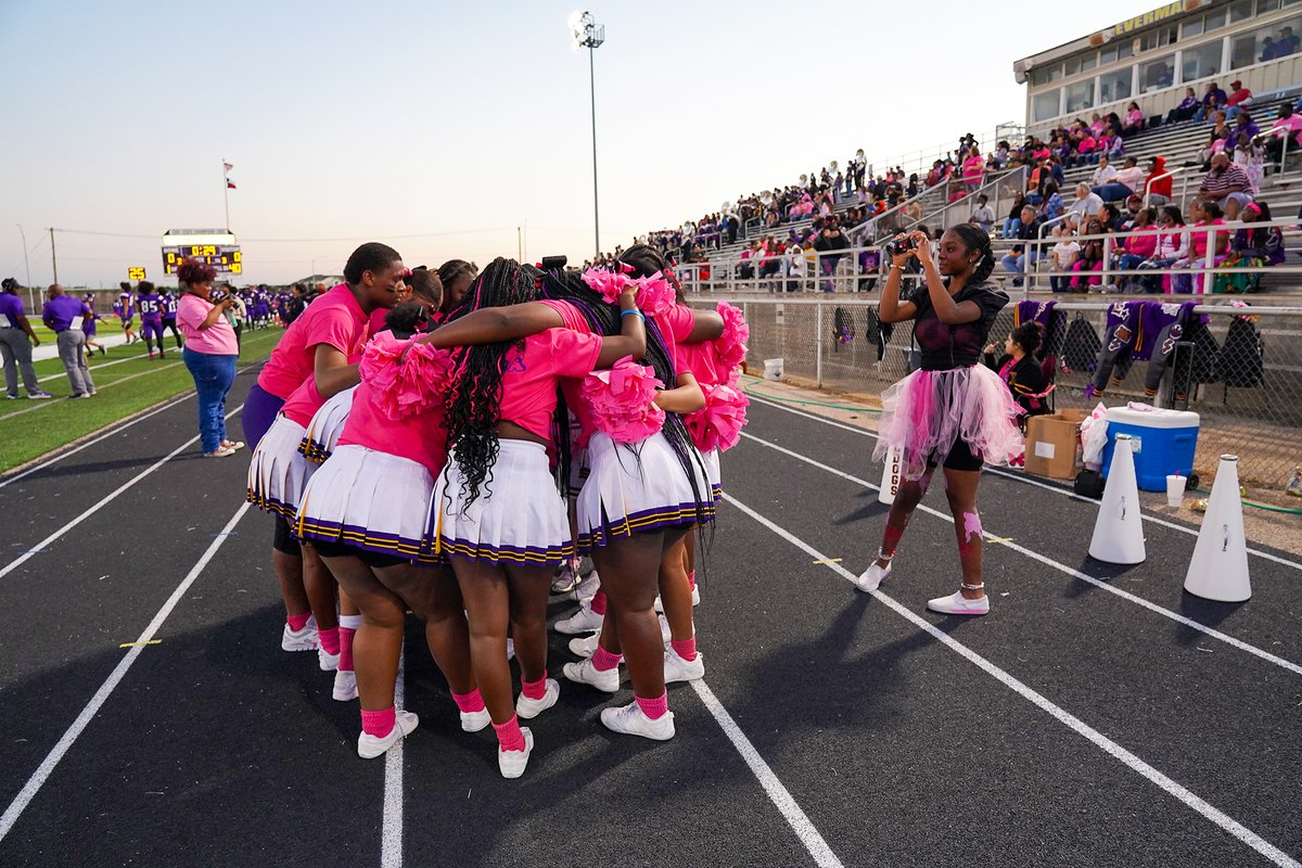 EvermanISD's tweet photo. Our amazing Everman Cheerleaders lead us in school spirit &amp; positive energy! They not only kept us motivated with super enthusiasm but also helped bring breast cancer awareness to all in attendance at Friday's game. #EvermanStrong #BulldogsCheer #BulldogsfortheCure https://t.co/rWd7aLcW4o