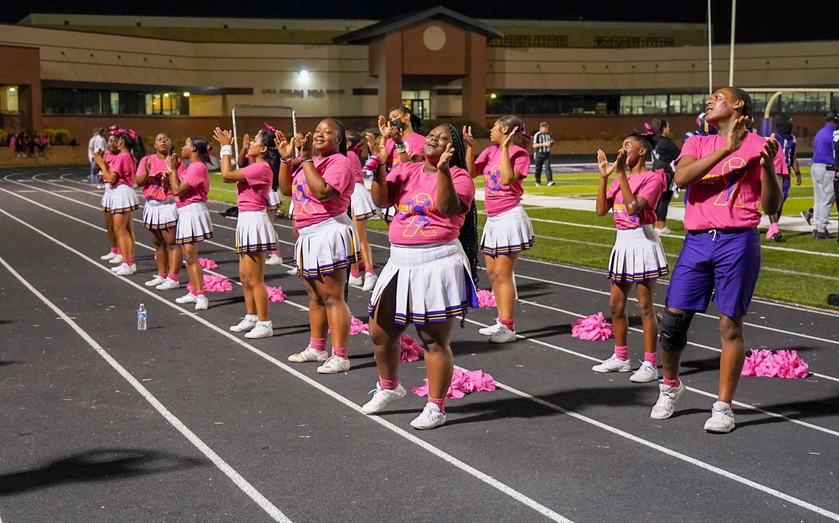 EvermanISD's tweet photo. Our amazing Everman Cheerleaders lead us in school spirit &amp; positive energy! They not only kept us motivated with super enthusiasm but also helped bring breast cancer awareness to all in attendance at Friday's game. #EvermanStrong #BulldogsCheer #BulldogsfortheCure https://t.co/rWd7aLcW4o