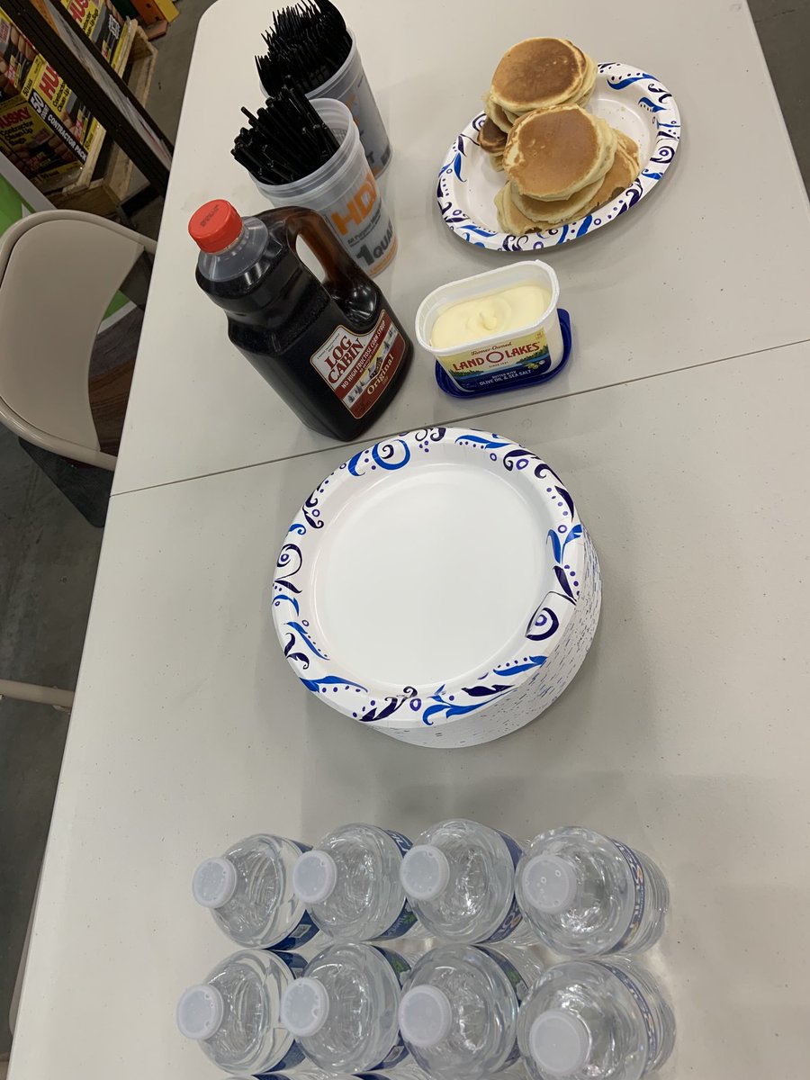 Pro appreciation week here at 2828!  Come see us for some pancakes and free gifts! ⁦@BobPold⁩ @Brooks_2820