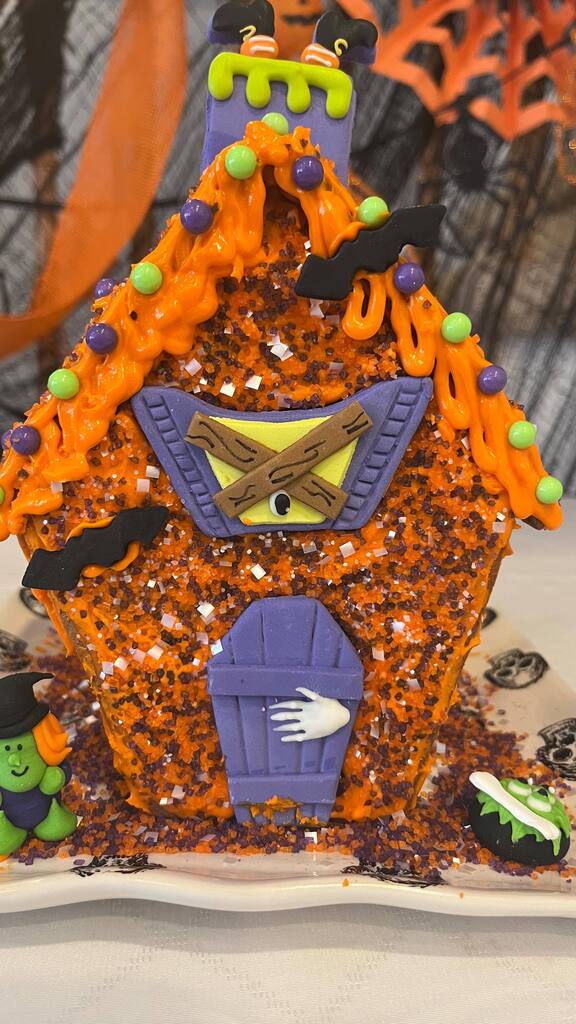 brightshadowsas's tweet photo. I found a #nutfree spooky #gingerbreadhouse and it has the cutest little #witch on it

#halloweengingerbreadhouse #hauntedgingerbreadhouse #diy #halloweenhouse #allergy #allergylife #allergyfriendly #peanutfree #halloweendinner #nutallergy #foodallergies… https://t.co/ISKA84xZB9 https://t.co/XzrTRaH56C