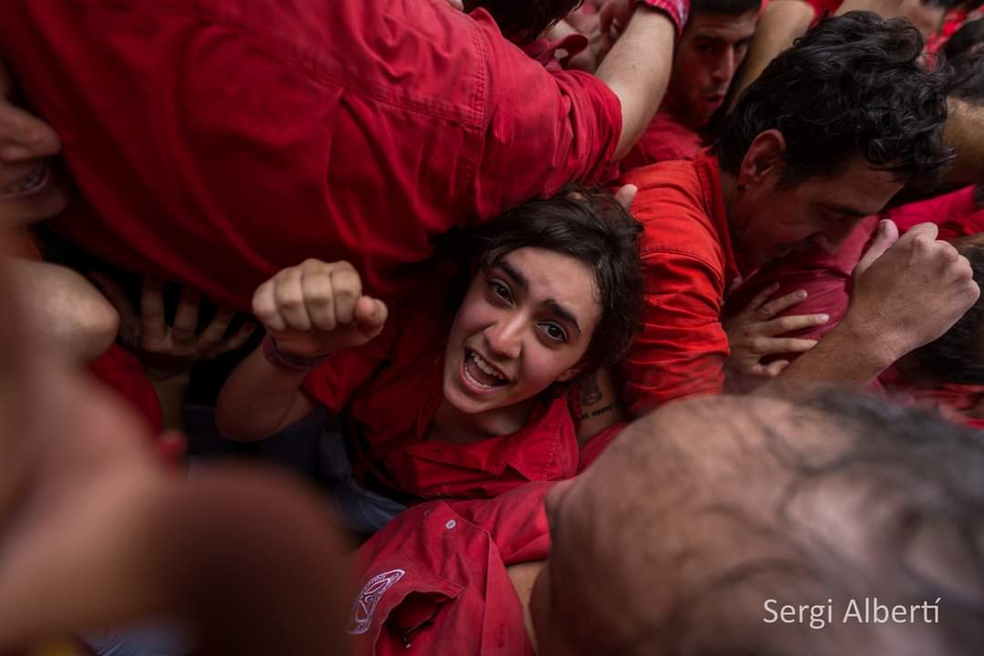 Envoltada de daus, girats, mans altes, passa desapercebuda, però celebra con ningú. #falquetaimprescindible <a href="/JovesValls/">Colla Joves Xiquets de Valls</a> . Castell total 4d9sf
 foto Sergi Alberti.