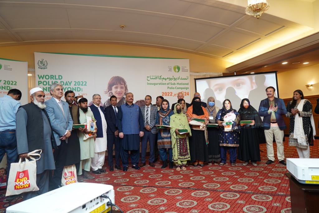PakFightsPolio's tweet image. Health Minister @A_Qadir_Patel also administered polio drops to children 👦🏻👧🏻 during the event.

Representatives of @WHOPakistan, @UNICEF_Pakistan, @RotaryPakistan, @EPIPakistan and National EOC were also present at the occasion.
#WorldPolioDay #EndPolio 3/3