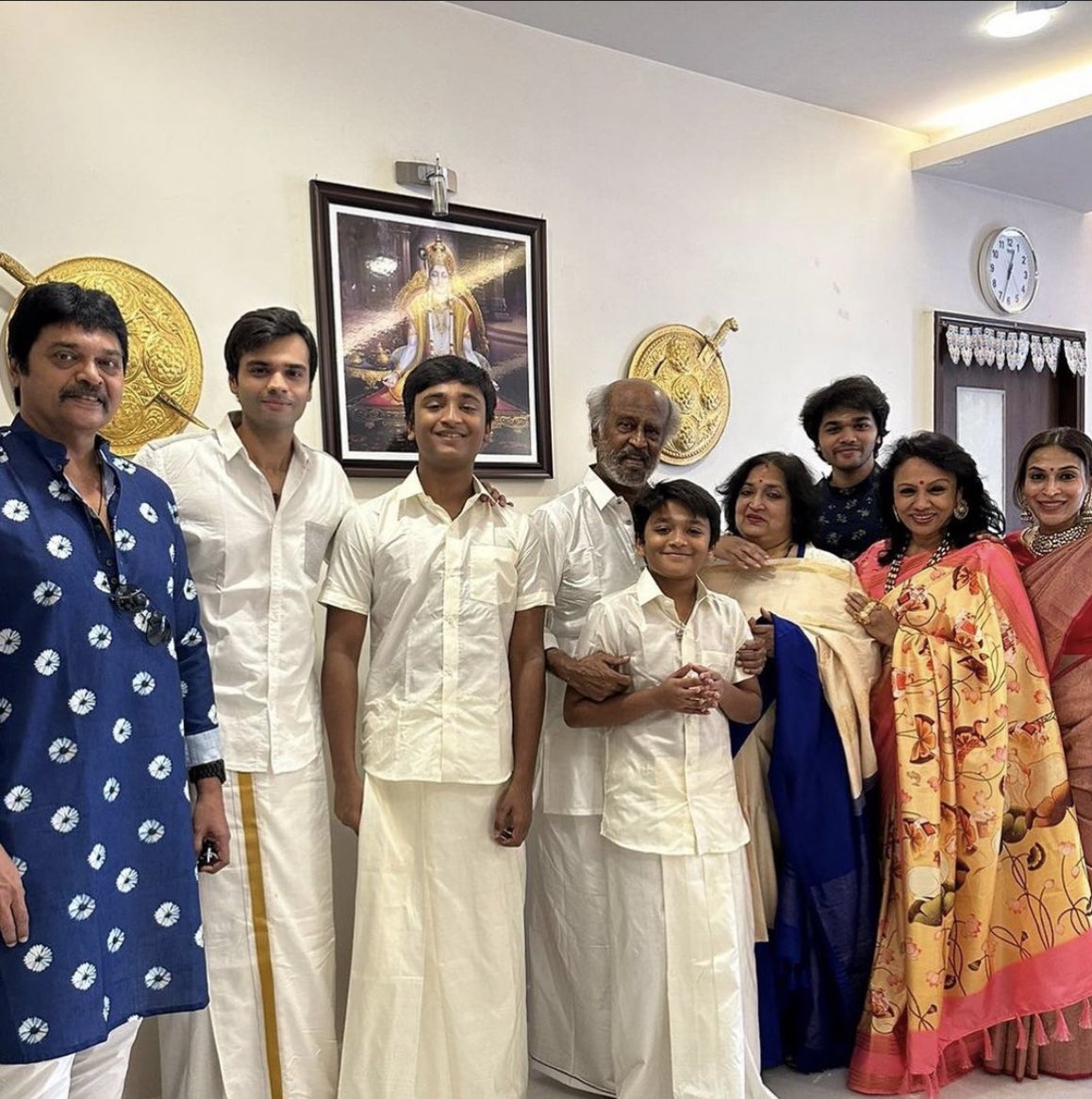 #Thalaivar @rajinikanth and family members celebrate Diwali at home. @ash_rajinikanth #yatra #linga @hrishikeshkk #superstar