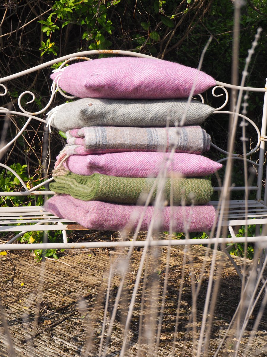The nights are drawing in now and we all want to feel cosy and warm. 🔥Our beautiful, pure wool, #Britishmade #cushions, #throws and #scarves 🧣will help to keep the chill out this winter! hettie.co.uk