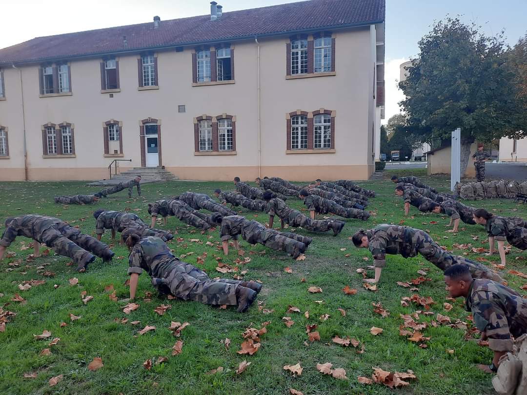 3eRMAT's tweet image. 🗓️ Actuellement se déroule une FMIR (Formation militaire initiale de réserve) au 3e RMAT. 

💪Durant 13 jours, les nouveaux réservistes vont découvrir les fondamentaux du métier de militaire. 

👉 Pour intégrer la réserve du 3e RMAT,(reservistes.defense.gouv.fr/reserviste/ro1…) 

#3RMAT #JNR2022