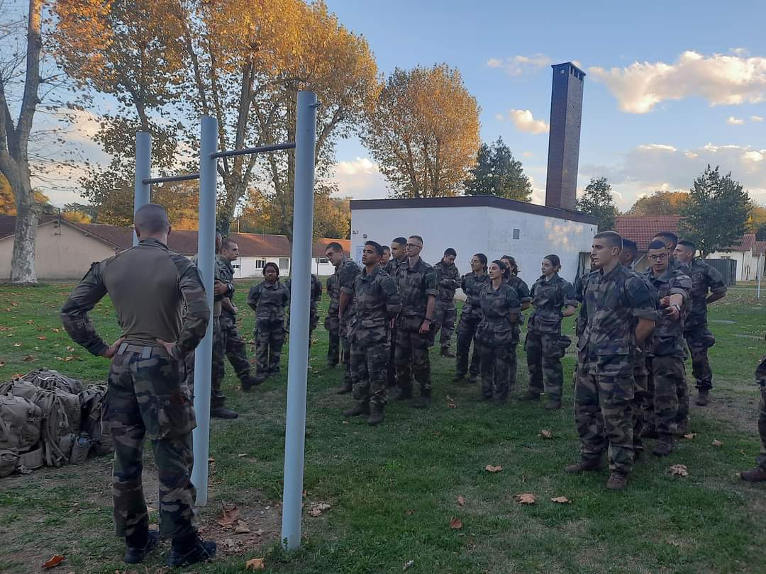 3eRMAT's tweet image. 🗓️ Actuellement se déroule une FMIR (Formation militaire initiale de réserve) au 3e RMAT. 

💪Durant 13 jours, les nouveaux réservistes vont découvrir les fondamentaux du métier de militaire. 

👉 Pour intégrer la réserve du 3e RMAT,(reservistes.defense.gouv.fr/reserviste/ro1…) 

#3RMAT #JNR2022