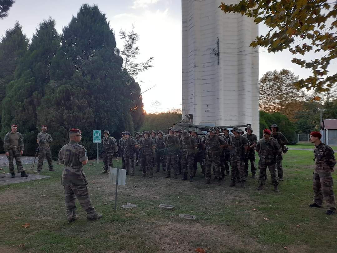 3eRMAT's tweet image. 🗓️ Actuellement se déroule une FMIR (Formation militaire initiale de réserve) au 3e RMAT. 

💪Durant 13 jours, les nouveaux réservistes vont découvrir les fondamentaux du métier de militaire. 

👉 Pour intégrer la réserve du 3e RMAT,(reservistes.defense.gouv.fr/reserviste/ro1…) 

#3RMAT #JNR2022