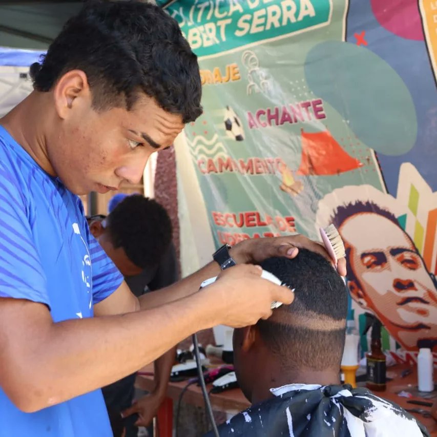 MayerlinArias17's tweet photo. Desde Las Tejerias  la Misión Jóvenes de la Patria Robert Serra @MisionRS2 desplegada en el Sector Castor Nieves en Plan de amor en acción del Sistema de Misiones.Seguimos el ejemplo de nuestro Presidente @NicolasMaduro todo por el bienestar del pueblo #VenezuelaVamosPaLante https://t.co/9dZc7cruGT