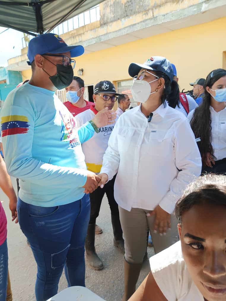 MayerlinArias17's tweet photo. Desde Las Tejerias  la Misión Jóvenes de la Patria Robert Serra @MisionRS2 desplegada en el Sector Castor Nieves en Plan de amor en acción del Sistema de Misiones.Seguimos el ejemplo de nuestro Presidente @NicolasMaduro todo por el bienestar del pueblo #VenezuelaVamosPaLante https://t.co/9dZc7cruGT