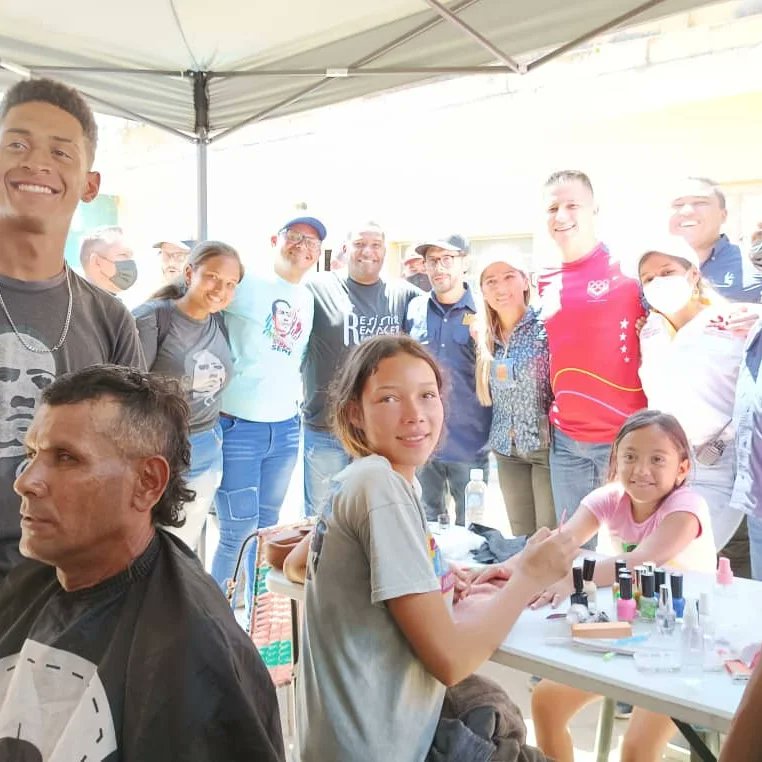 MayerlinArias17's tweet photo. Desde Las Tejerias  la Misión Jóvenes de la Patria Robert Serra @MisionRS2 desplegada en el Sector Castor Nieves en Plan de amor en acción del Sistema de Misiones.Seguimos el ejemplo de nuestro Presidente @NicolasMaduro todo por el bienestar del pueblo #VenezuelaVamosPaLante https://t.co/9dZc7cruGT